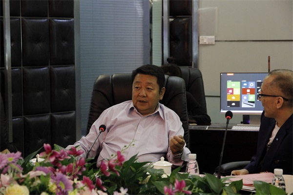 呼和浩特市委副书记、市长冯玉臻介绍呼和浩特市发展情况