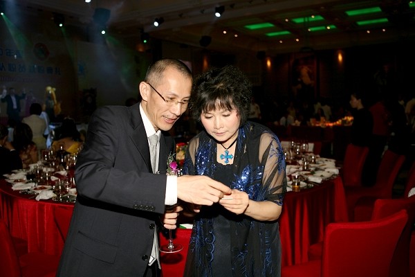 黄炳煌委员与中国狮子联会深圳中心区服务队创会会长肖兴萍女士互换名片
