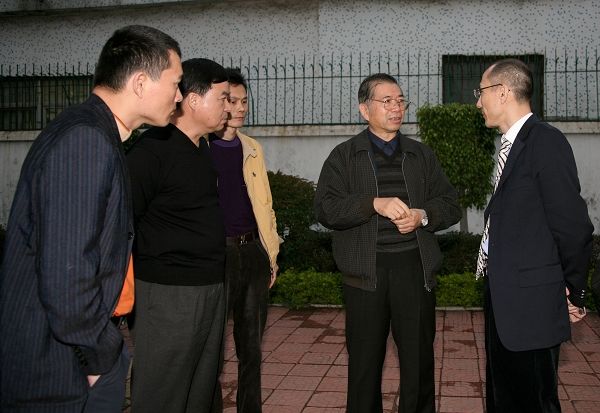 廖主席一行在中亚电子博览中心项目规划改造现场进行实地调研考察