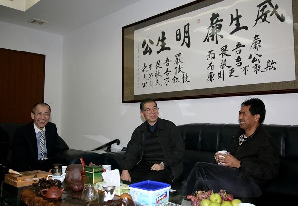 廖主席兴致勃勃与项目合作双方管理层领导进行座谈。