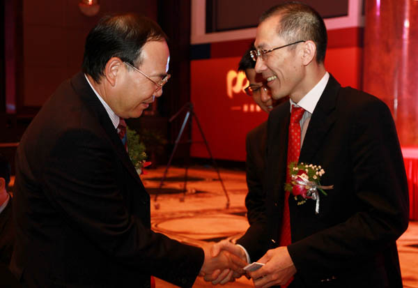 与浦发银行深圳分行 副行长钟明明先生（中）交换名片并合影