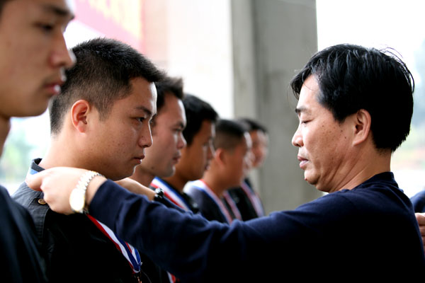 集团办公室主任王荣芳先生为优秀保安人员授予了荣誉证书和奖章
