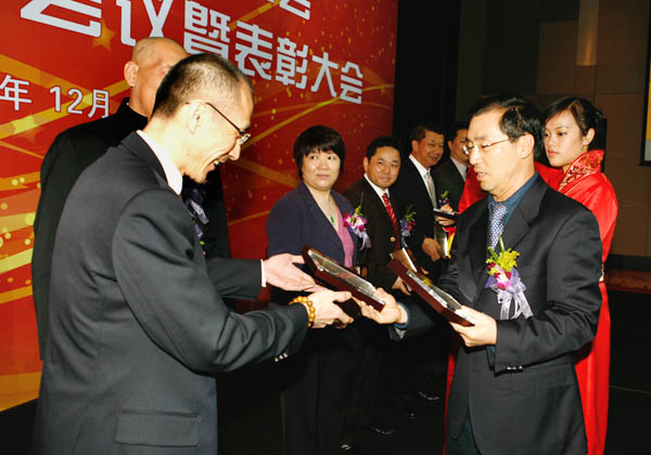 市委常委、统战部长王毅先生为黄炳煌委员颁发证书