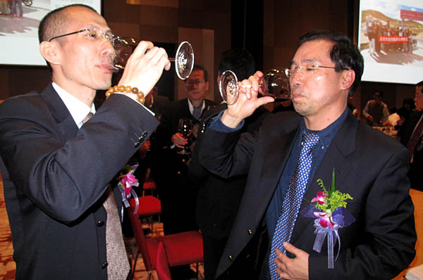 黄炳煌委员与市委常委、统战部长王毅先生祝酒合影