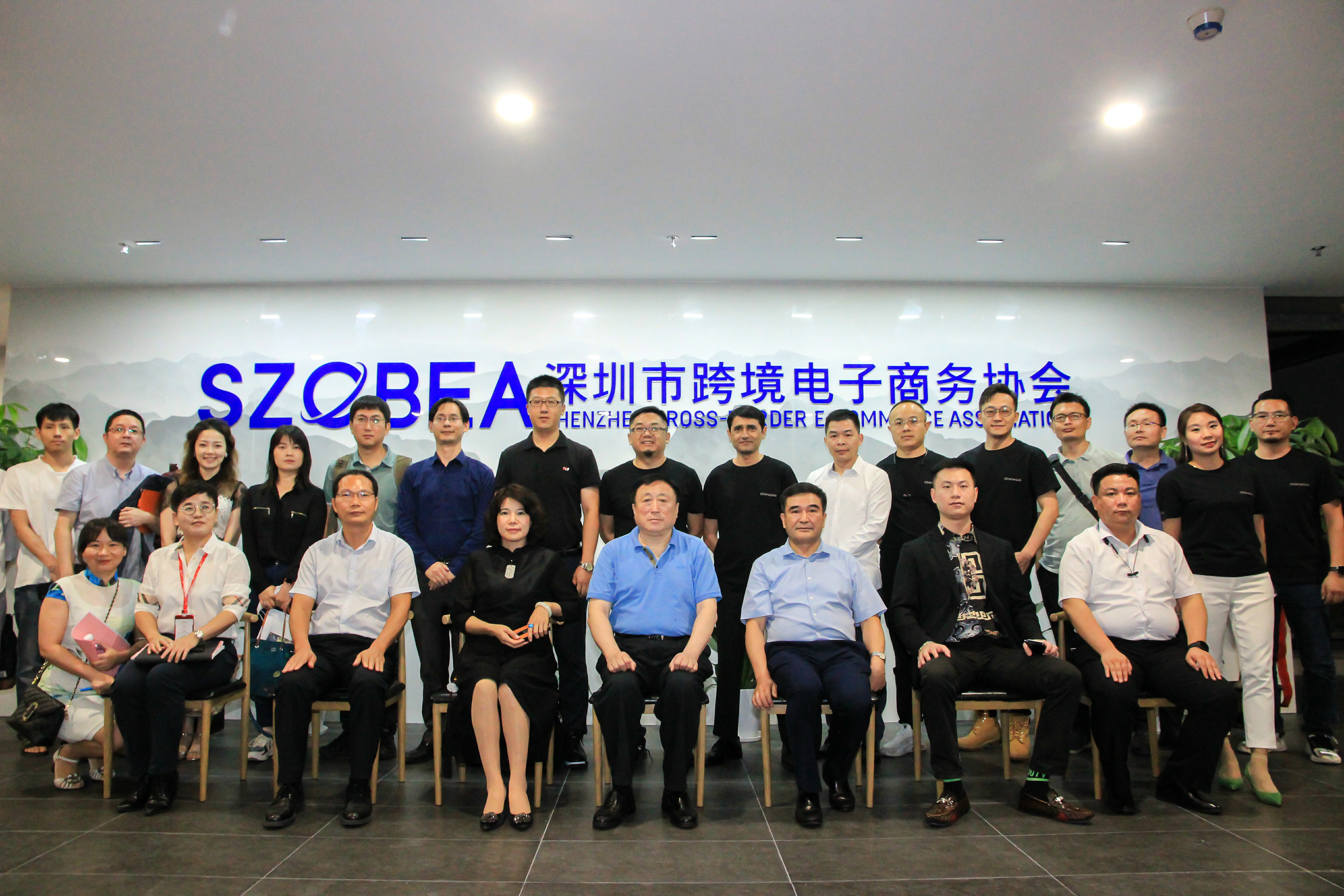 干实事，敢创新丨中国国际经济交流中心领导一行莅临中亚跨境电商产业基地考察调研(图1)
