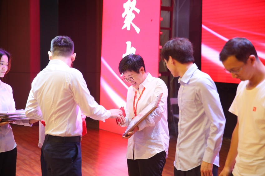 凝心聚力，再创佳绩 | 集团召开上半年度总结表彰大会(图4)
